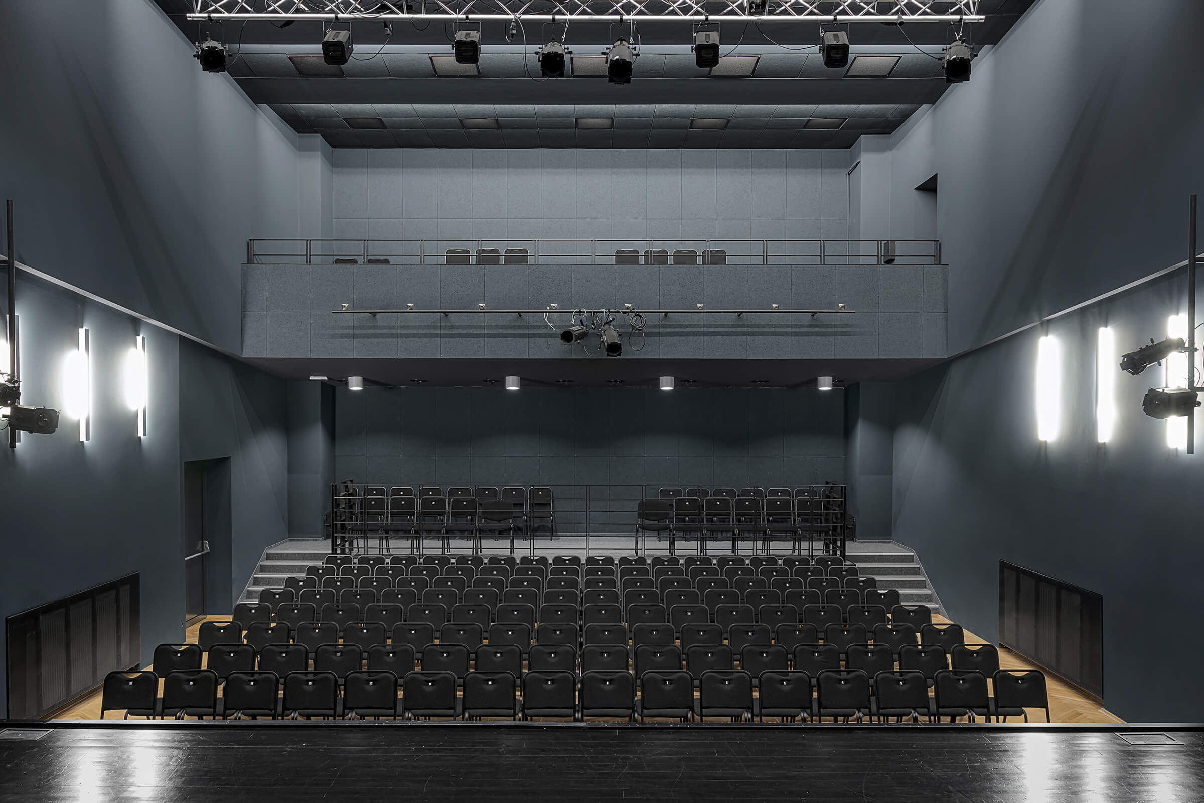 Sala widowiskowa z rzędami krzeseł.
