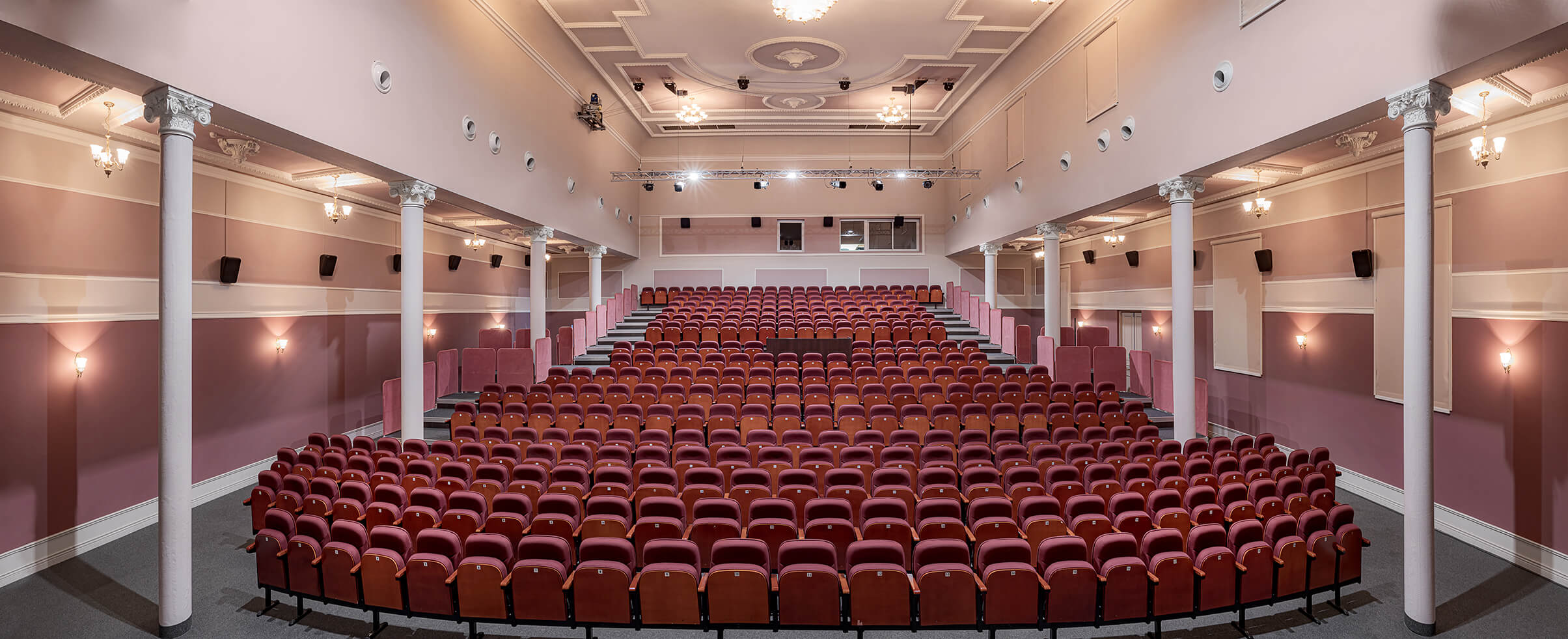 .Sala widowiskowa w układzie teatralnym. Po bokach kolumny. Ozdobny sufit.