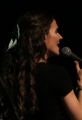 śpiewaczka odwrócona plecami